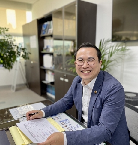 [인터뷰기획] 경기도의회 이오수 의원, 현장 실증 정책으로 “피트모스로 축산악취 해법 찾다”