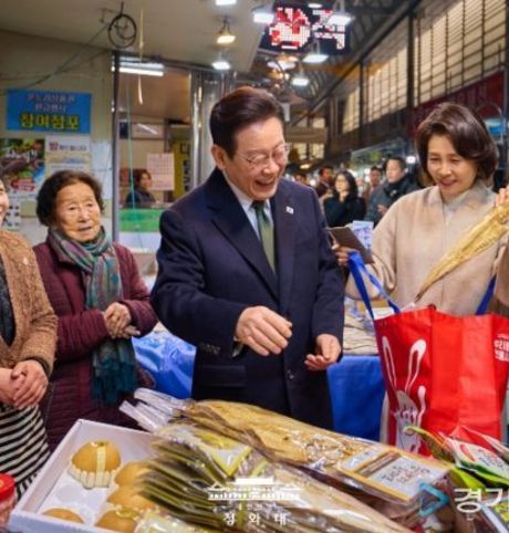 이 대통령 부부, 충북 전통시장 방문