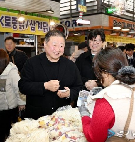 김경일 파주시장, 설 앞둔 전통시장에서 명절 장보기