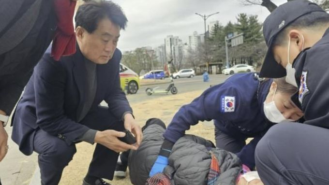하은호 군포시장 길에 쓰러진 할머니 구조
