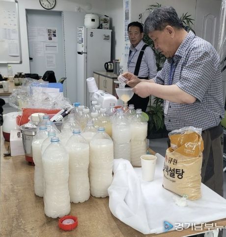 수원시 팔달구 행궁동, 버려지는 쌀뜨물의 변신...EM활성액 제작으로 '친환경 실천 앞장'