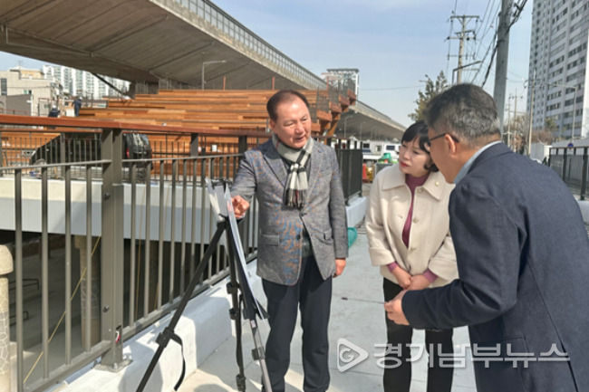 정릉천 문화복합공간 조성공사 현장에서 이병윤 위원장(왼쪽 첫 번째)