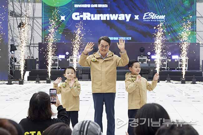 이미지 캡션18일 오후 경기도담뜰에서 열린 함께 그린(Green) 페스티벌에서 김동연 경기도지사가 패션쇼 워킹을 하고 있다.