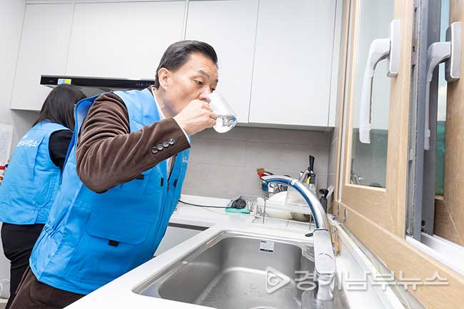 이재준 수원시장, 파장동 공동주택단지 경로당 찾아 '수질 검사'