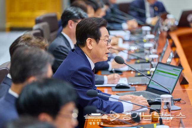 이재명 대통령이 캄보디아 사태를 계기로 동남아시아 전역의 불법 구인 광고를 긴급 삭제하라고 지시했다. 사진은 제45회 국무회의를 주재하는 이재명 대통령.