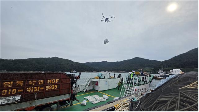 인천광역시(시장 유정복)는 드론 기술을 활용한 해양쓰레기 운반 시범사업을 10월 21일부터 22일까지 덕적도 북2리 파래금 해변 일대에서 진행했다고 밝혔다.