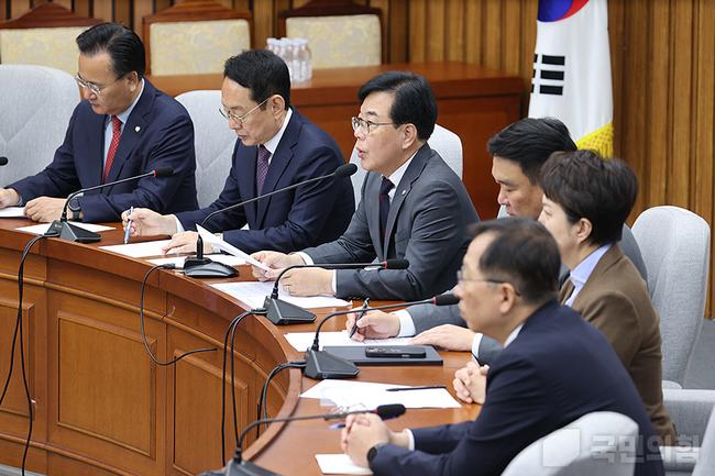 국민의힘 송언석 원내대표가 24일 서울 여의도 국회에서 열린 국정감사 대책회의에서 발언하고 있다.