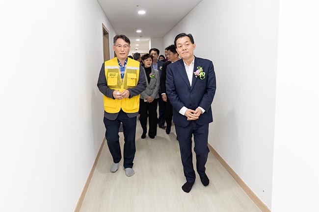 이재준 수원시장(오른쪽)이 리모델링한노숙인일시보호시설(꿈터)을 둘러보고 있다.