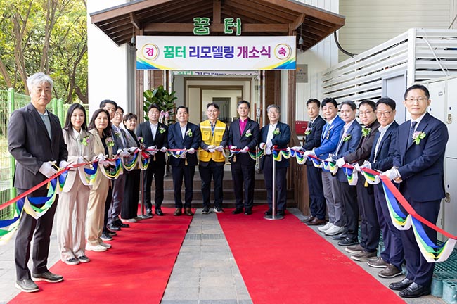 이재준 시장(왼쪽8번째)등 참석자들이 테이프를 자르고 있다.