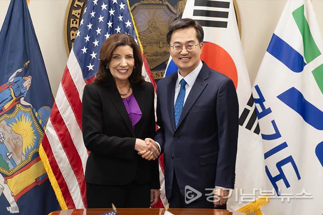 지난해 10월 미국을 방문한 김동연 지사가 캐시 호컬 뉴욕주지사와 만나고 있다.
