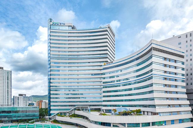 경기도는 최근 도청 공무원을 사칭한 사기 사건으로 5천만 원 상당의 금전적 피해가 발생함에 따라, 도내 소상공인과 기업을 대상으로 `경기도 공직자 사칭 사기 주의보`를 발령하고 각별한 주의를 당부했다.