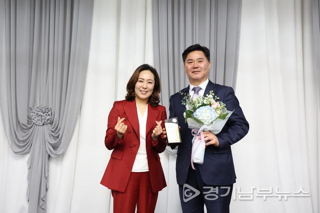 정하용 의원(우측), 2024년 제11대 경기도의원 매니페스토 우수 의원으로 선정