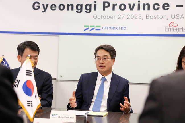 현지시간 27일 오후 미국 보스턴 투자유치 간담회에서 김동연 경기도지사가 환담을 하고 있다.
