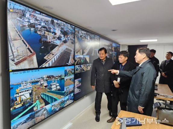 인천항만공사 이경규 사장이 ‘인천항 통합관제 시스템’을 점검하고 있다 / 사진 제공 = 인천항만공사