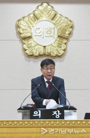 윤창철 의장이 제383회 정례회 제1차 본회의를 주재하고 있다.