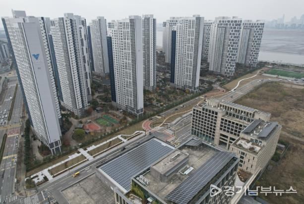 서울대 시흥캠퍼스(우측)와 아파트 사이 부지에 조성된 배곧 도시숲 전경