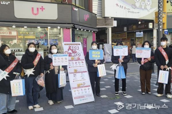 ‘세계 에이즈의 날’ 맞아 삼미시장서 예방 캠페인 열어.