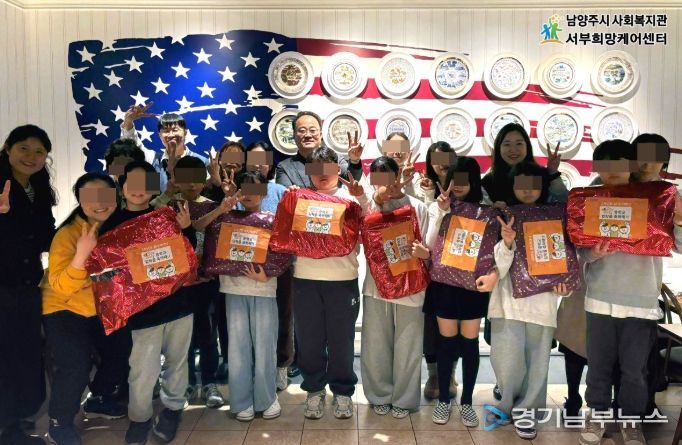 월드비전 사업 참여아동 및 보호자와 함께 연말파티 진행 단체사진 (아동 개인별 중학교 입학 선물 제공)