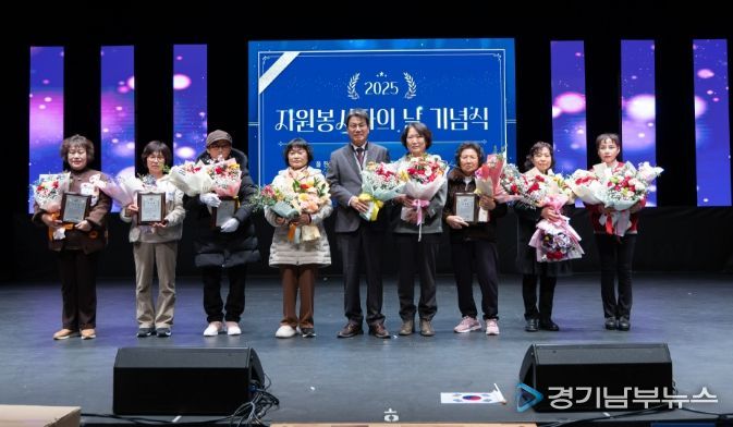 김돈곤 군수가 자원봉사 유공 표창 수상자들과 함께 기념 촬영을 하고 있다.