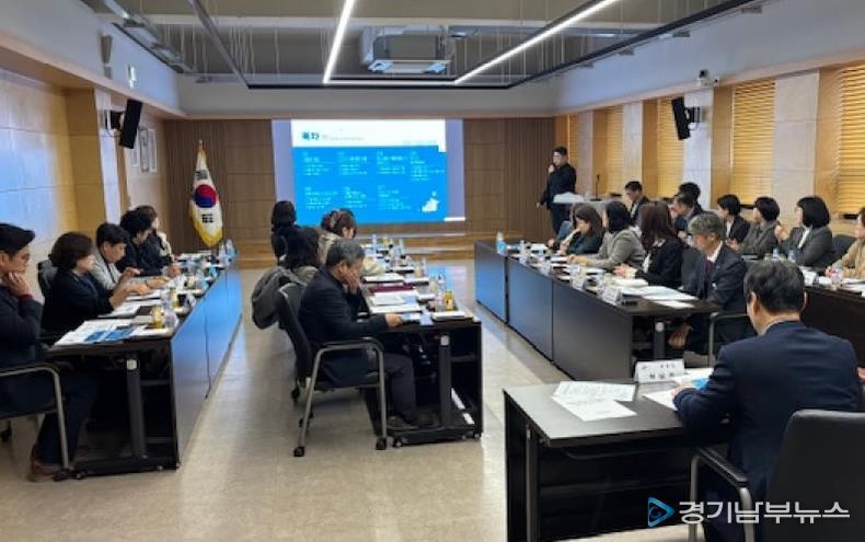 허남석 안산시 부시장이 1일 시청 제1회의실에서 ‘아동친화도시 조성전략 수립 연구용역’ 최종보고회를 진행하고 있다.