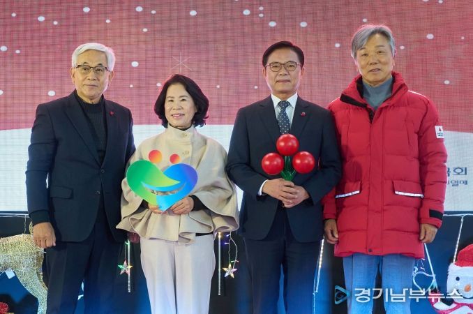 김석필 천안시장 권한대행 부시장이 3일 천안시청 로비에서 열린 연말집중모금 희망2026 나눔캠페인 성금 순회모금 행사 참가자들과 기념촬영을 하고 있다.