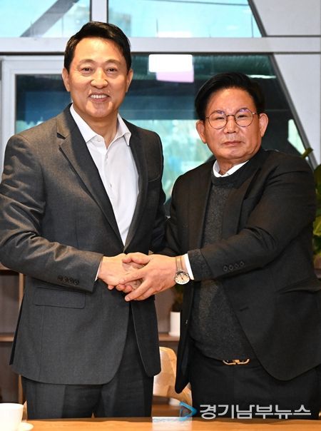 오세훈 시장 3일 오전 박강수 마포구청장을 만나 면담 전 기념사진을 촬영하고 있다.