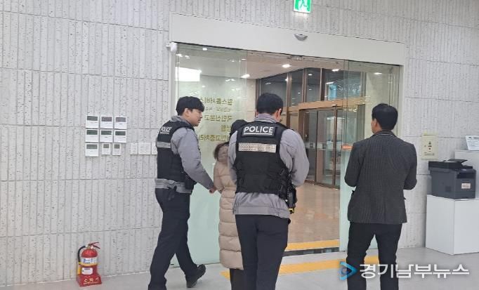 수원시가 ‘악성·반복 민원 대응 모의훈련’을 하고 있다.