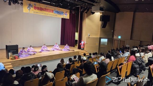 다문화 가족 동아리 및 자조모임 회원들이 함께하고 있다.