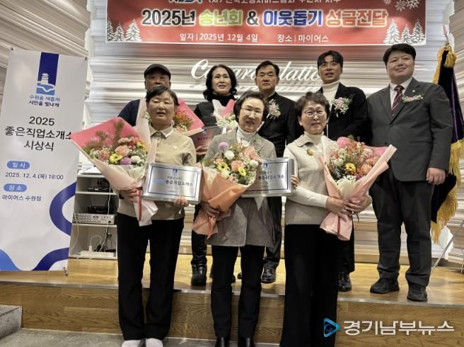 지정서와 현판을 전달한 후 기념촬영을 하고 있다.