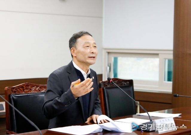 한명훈 의원이 지난달 25일 제300회 제2차 정례회 도시환경위원회에서 자신이 대표 발의한‘안산시 가로등 및 보안등 설치·관리 조례안’에 대해 설명하고 있다.