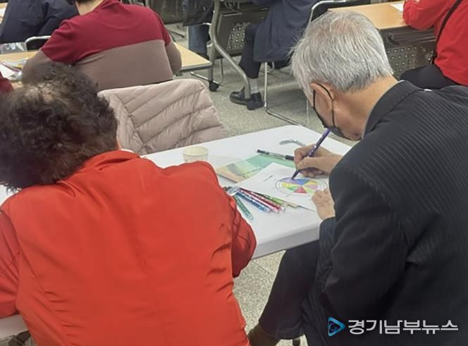 웰다잉교육에 참여한 시민이 내 삶을 돌아보는 노트를 작성 중이다