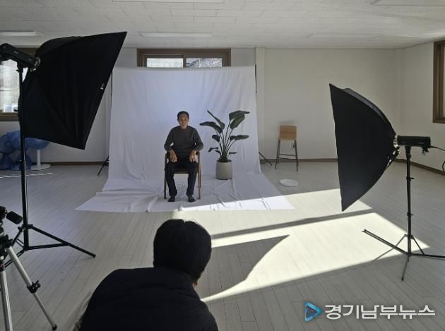 연천군학교밖청소년지원센터 학교밖 청소년 자원봉사동아리, 대광1리 어르신 대상 '장수사진 촬영봉사' 진행