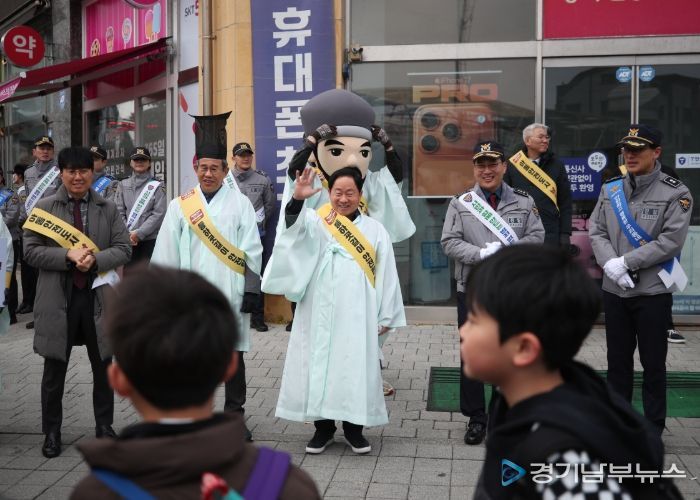 남양주시 다산2동에서 펼쳐진 민·관·경·학 아동 안전 캠페인 …정약용·포돌이 총출동