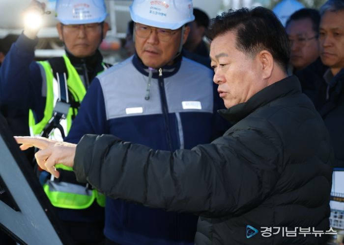 박승원 광명시장이 10일 오후 지난 4월 붕괴사고가 발생한 신안산선 복선전철 공사 현장을 찾아 시공사인 포스코이앤씨 관계자들에게 즉각적이고 책임 있는 복구작업을 해달라고 강력히 촉구하고 있다.