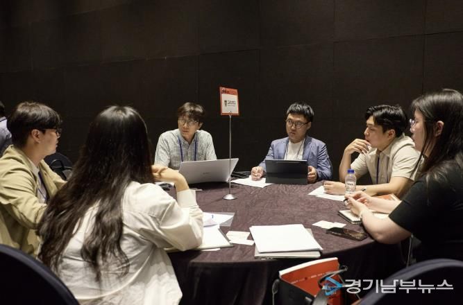 지난 6월 열린 커넥트 데이 행사에서 참여대학 및 기업 관계자들이 기술 이전 상담을 하고 있다