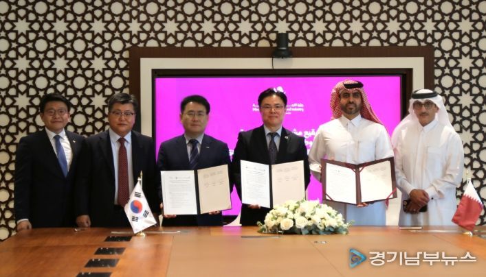 목성호 지식재산처 차장(왼쪽 4번째)이 모하메드 빈 하산 알 말키(Mohammed bin Hassan Al Malki) 통상산업부 차관(왼쪽 5번째) 및 윤병수 한국특허전략개발원장(왼쪽 3번째)과 ‘카타르 국가 지식재산 전략 계획 수립 계약’을 체결한 후, 기념촬영을 하고 있다.