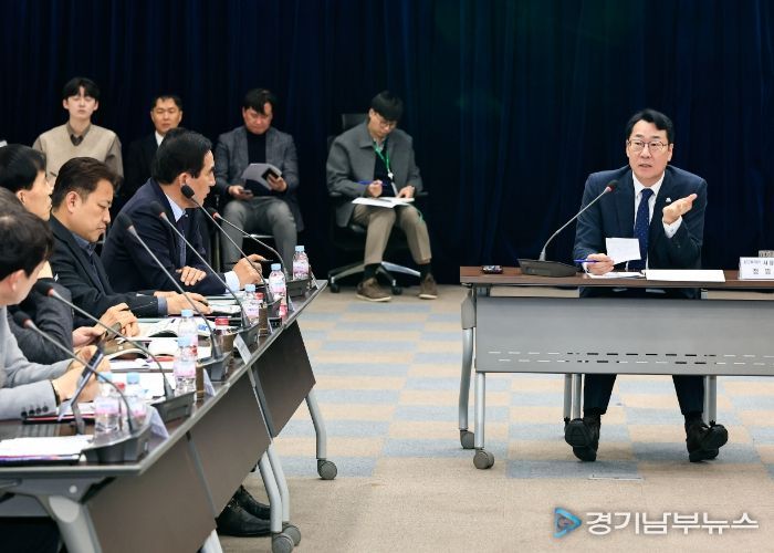 정명근 화성특례시장이 재생엔지 공급 기반 확대 및 데이터센터 전력 수급 안정성 확보 방안에 대하여 전문가들과 종합 토론을 하고 있다