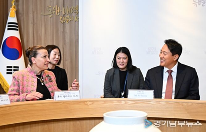 오세훈 서울시장이 16일 아부다비 음악예술재단 후다 알카미스 카누 이사장과 면담하고 있다.