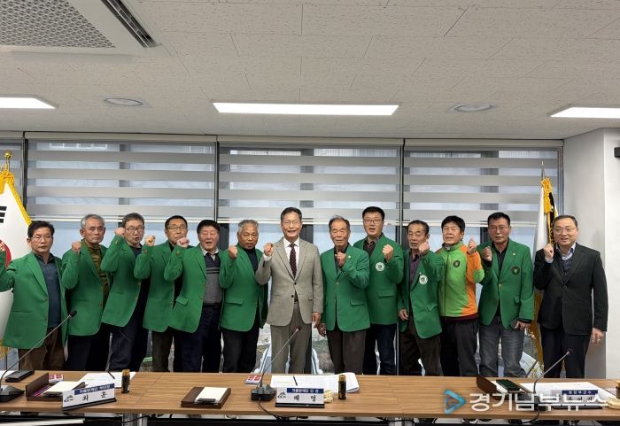 지난 16일, 겨울철 재난 대비를 위한 간담회에서 윤여권 부군수와 지역자율방재단이 함께 기념촬영을 하고 있다.