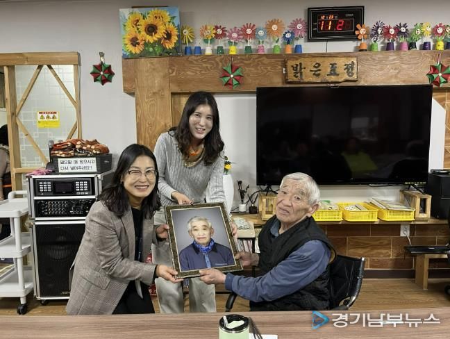 한국생활개선연천군연합회, 요양시설 장수사진 액자 전달