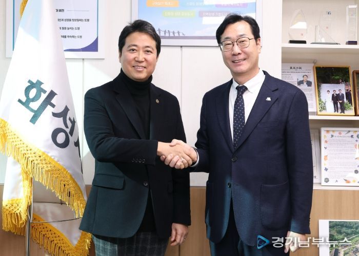 정명근 화성특례시장이 최고조 주한 가나 공화국 대사와 기념촬영을 하고 있다