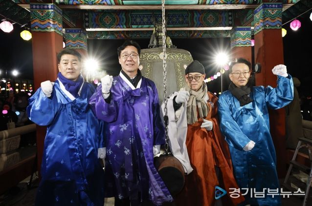 정명근 화성특례시장이 성효스님(용주사 주지), 배정수 화성특례시의회의장, 권칠승 국회의원과 함께 기념촬영을 하고 있다.