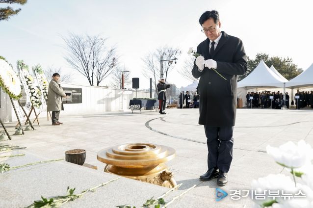 정명근 화성특례시장이 화성현충공원에서 현충탑 신년참배를 하고 있다.