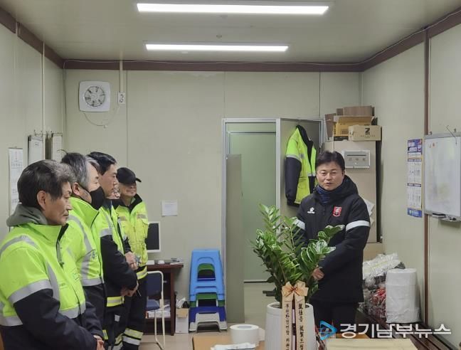 조용익 부천시장이 현장대기소를 찾아 환경미화원들의 노고에 감사를 표하고 있다.