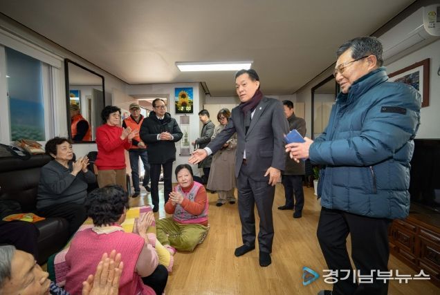 이재준 수원시장이 새터경로당에서 어르신들과 이야기를 나누고 있다.
