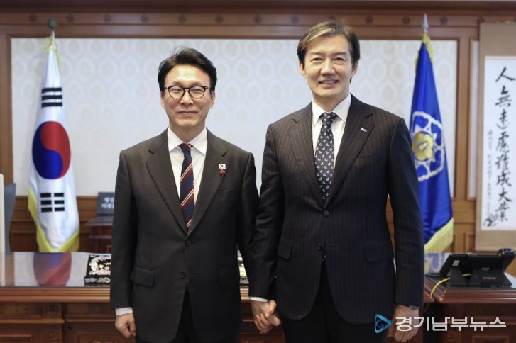 김민석 국무총리가 5일 세종대로 정부서울청사에서 조국, 조국혁신당 대표와 면담을 하고 있다.