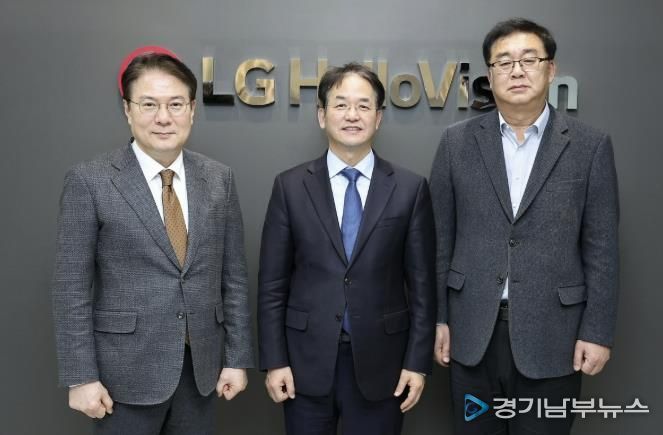 삼송MBN스튜디오 지식산업센터에 입주한 LG헬로비전 방문 기념촬영_왼쪽부터 이동원 MBN매일방송 대표, 이동환 고양특례시장, 송구영 LG헬로비전 대표