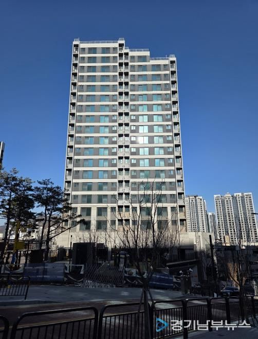 안양 냉천 행복주택(필름 부착 외관 사진).