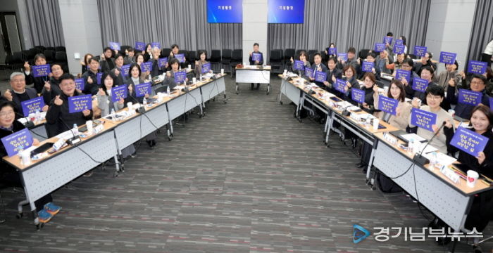 김현수 수원시 제1부시장(가운데)과 돌봄통합지원협의체 위원들이 기념촬영을 하고 있다.