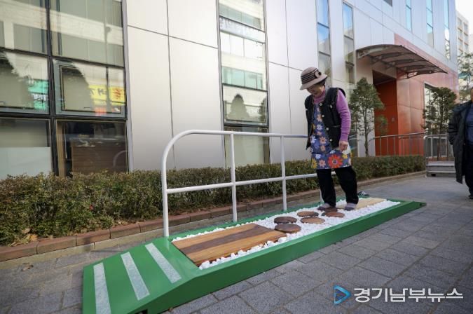 용인특례시가 지역내 3곳의 복지관에 인지건강디자인 시설물을 설치했다